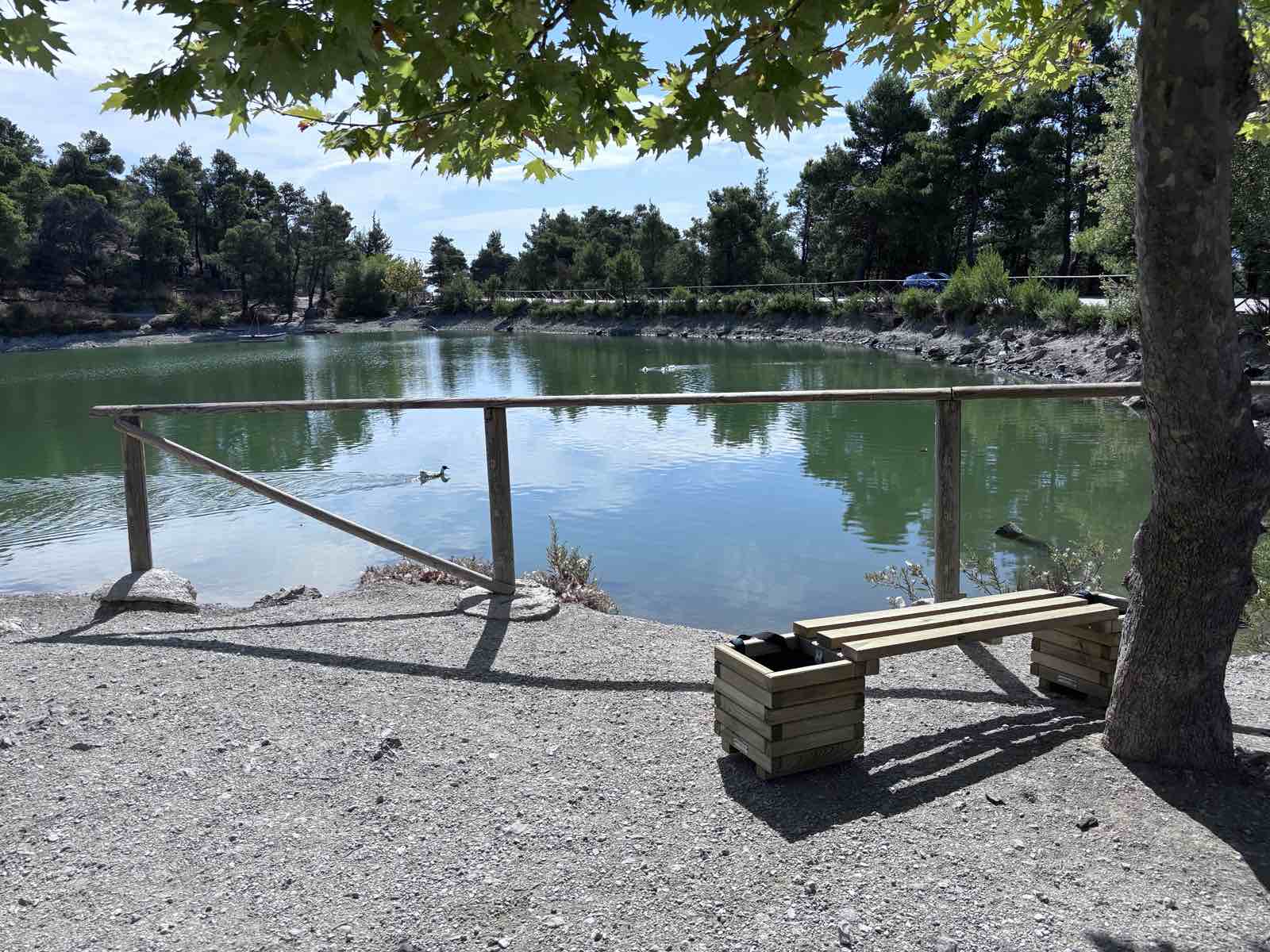 Παγκάκια στην Λίμνη Μπελέτσι από ΣΟΙΠ 9/9/2025